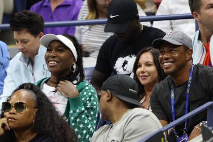 Agosto de 2022: una de las últimas apariciones de Tiger con Erica, en el US Open, junto a Venus Williams, siguiendo un partido de Serena Williams