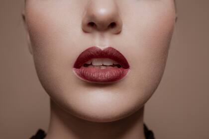 Agrandar la boca con la técnica 3D el touch que destaca la cara. Maquilló Paula Rey para Sebastián Correa Estudio con productos Givenchy.