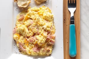 Huevos revueltos con cheddar y jamón