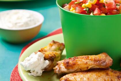 Agrégale sabor a las alitas de pollo con una salsa de queso azul