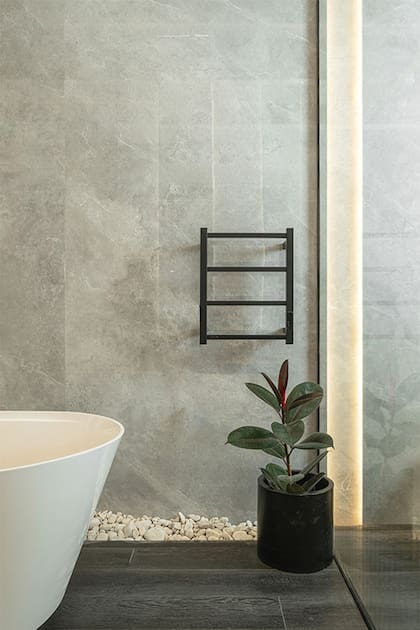 Agregar en un baño un secador de toallas y pequeñas luces led, es un plus que propone Atrim