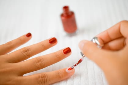 Agregar vinagre al esmalte de uñas, un truco económico para alargar la duración de tu manicura