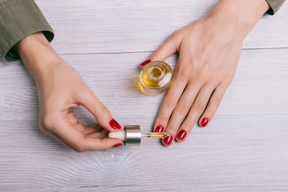 Agregar vinagre al esmalte de uñas, un truco económico para alargar la duración de tu manicura