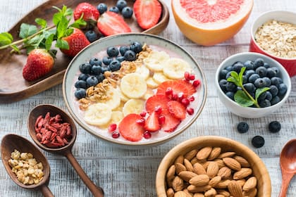El motivo por el que recomiendan agregarle miel al yogur 1 Agregarle miel al yogur le hace bien al sistema digestivo