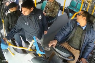 No quiso pagar el boleto de colectivo y le pegó un cachetazo al chofer de la línea 28