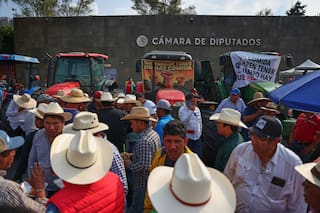 Agricultores mexicanos endurecen protesta y bloquean el Congreso en rechazo a legislación de agua