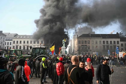 Agricultores protestaron junto a tractores frente al Parlamento Europeo
