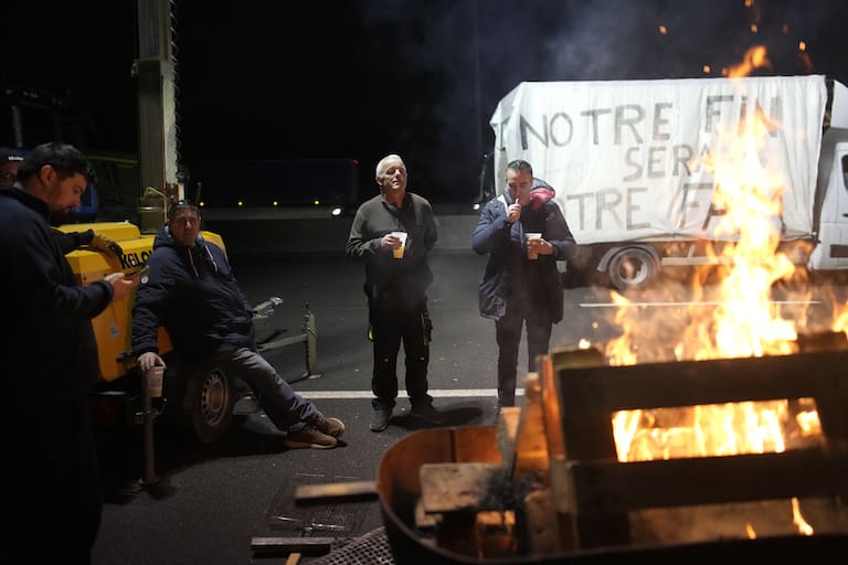 En una nueva jornada de protestas, el campo francés bloquea sectores de París y presiona a Emmanuel Macron