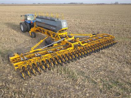 Agrometal mostró su nuevo modelo de sembradora Air Drill, pensada para tractores entre 270 y 350 HP de potencia