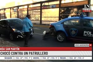 Un auto chocó contra un patrullero tras esquivar a otro en la avenida San Martín
