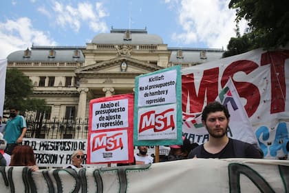 Agrupaciones políticas protestaron frente la Legislatura de la Provincia de Buenos Aires en contra del presupuesto
