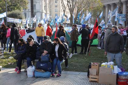 Agrupaciones sociales, políticas y sindicales acampan en Plaza de Mayo por la libertad de Milagro Sala