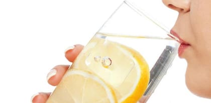 Agua cristalina y rodajas de limón fresco, la combinación perfecta para una piel radiante