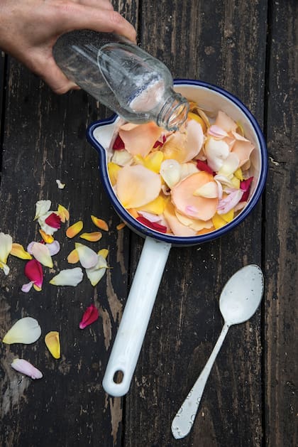 Agua de rosas casera, un gesto cotidiano de frescura y suavidad