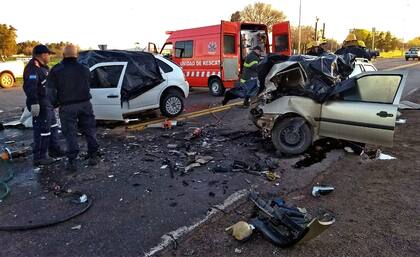 Agua en la ruta, exceso de velocidad y un rebote contra el guardarraíl terminaron con un auto sobre una garita de colectivos en Entre Ríos