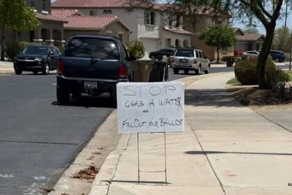 Agua gratis, los carteles que Martin colocó en el frente de su casa