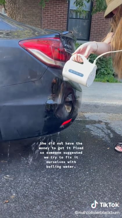 Agua hirviendo, ingrediente clave de la receta casera para sacar bollos del auto (Foto: Captura de video TikTok @marcolivierblackburn)