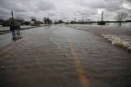 La ruta cubierta de agua, durante la inundación de mayo en San Antonio de Areco