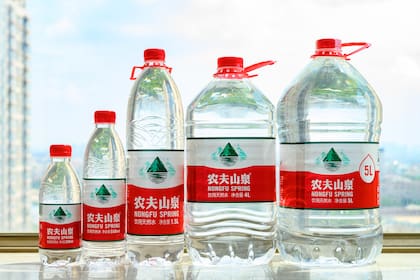 La famosa agua mineral de China Nongfu Spring