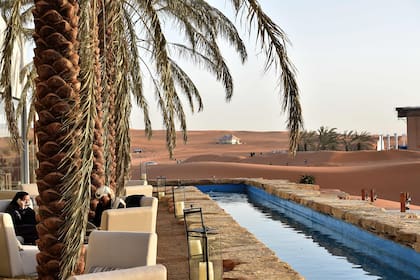 "Agua, palmeras, arena: el oasis lo tiene todo", afirma un guía saudí a los visitantes, rodeado de autos Maserati o Bentley.