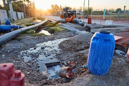 Agua servida en la vía pública y bombas instaladas como medida provisoria para mitigar el derrame