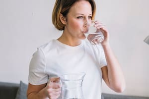 Qué le sucede al cuerpo al tomar agua tibia en ayunas todos los días