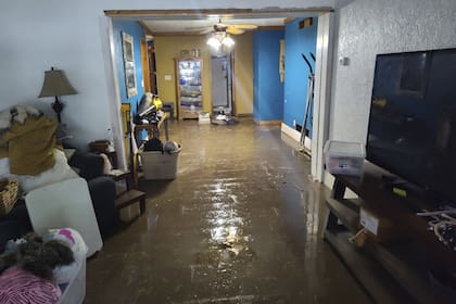 Agua y lodo en una casa de Nashville por el desborde del embalse (Ben Gray/St. Louis Post-Dispatch via AP)
