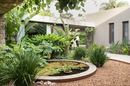 Agua y planos superpuestos para ganar profundidad en el jardín