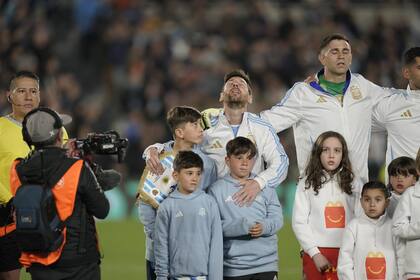 Aguantó el llanto: el momento de entonar el himno, acompañado por sus hijos Thiago, Mateo y Ciro, fue otra postal emotiva de su especial noche.