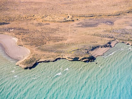 Aguas glaciares y estepa patagónica