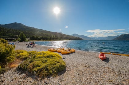 Aguas transparentes y rodeadas de montañas en, Meliquina