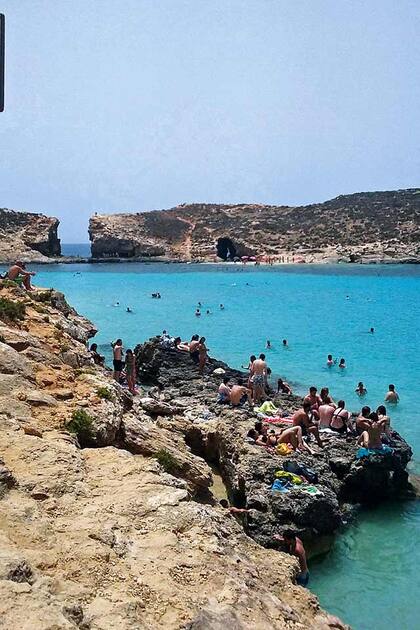 Aguas turquesas del Mediterráneo en Malta.