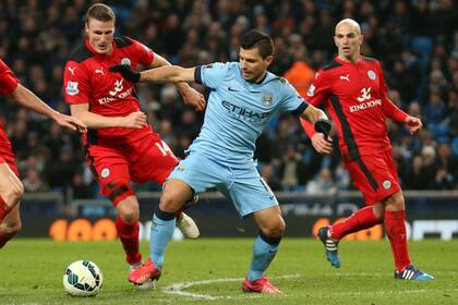 Agüero busca la pelota, Cambiasso mira