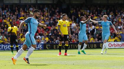 Agüero celebra el último gol de su equipo, en el que dio la asistencia