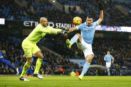 Agüero contra el arquero Howard