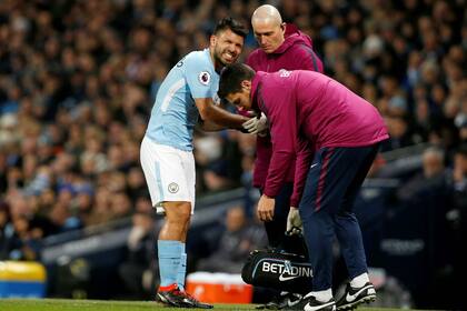 El dolor invade la cara de Agüero; la temporada 2017/18 se terminó para él