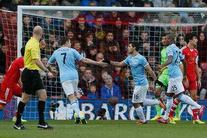 Agüero festeja con Milner; el City gana como visitante