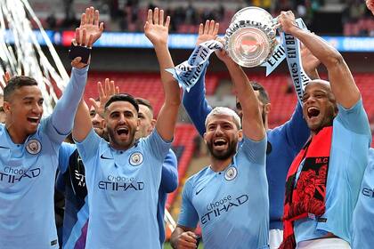 Agüero festeja junto con Danilo, Mahrez y el capitán Kompany