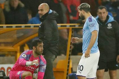 Agüero saluda a Bravo, que está a punto de reemplazarlo