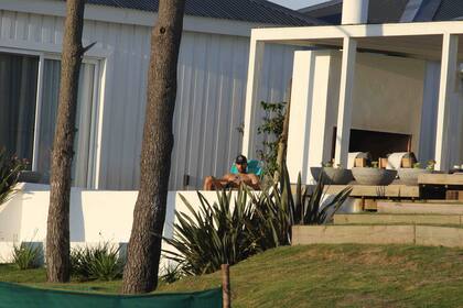 Agüero se relaja en su mansión esteña