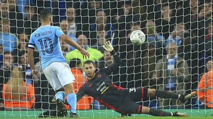 Agüero ya picó el penal; el arquero Norris se arroja hacia su derecha