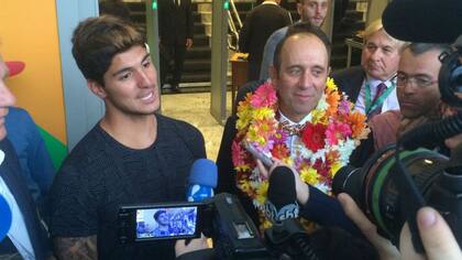 Aguerre, junto a Gabriel Medina, el brasileño multicampeón de surf
