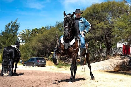 Aguilar es productor de caballos pura sangre, una pasión que heredó de su padre