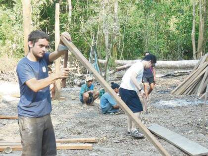 Aguilera, ayudando a construir una escuela en una aldea de Myanmar