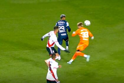 Aguirre se lleva la pelota de cabeza y deja en el camino a Centurión rumbo al gol de Monterrey