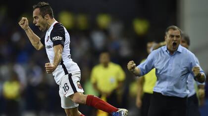 Aguirre y el eufórico festejo por el gol de Belluschi ante Emelec, por la Copa Libertadores