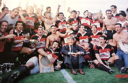 "Aguja" Gómez en el centro, hincado (sin remera) en el festejo del Milano del scudetto 1995. El plantel y el presidente, Sandro Manssoni. También está (arriba, a la derecha), Tati Milano