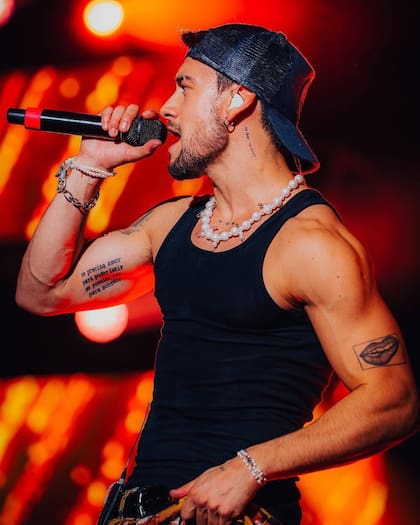 Agus Bernasconi empezó cantando folclore en las peñas de su pueblo en Córdoba