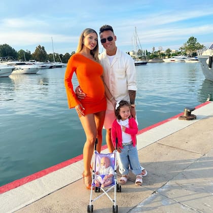 Agus Gandolfo, Lautaro Martínez y Nina posaron juntos en medio de sus vacaciones en Grecia