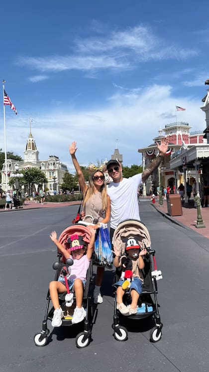 Agus Gandolfo, Lautaro Martínez y sus dos hijos, Nina y Theo, se divirtieron en Magic Kingdom (Foto: Instagram @agus.gandolfo)